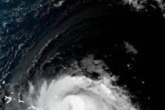El Centro Nacional de Huracanes emitió una alerta por el poderoso huracán «Erin» que ya es categoría 4