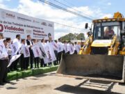 Con la segunda entrega de PEMEX de 3 mil 500 toneladas de material asfáltico, la administración estatal inició con la rehabilitación de 10 vialidades en la capital, lo que representa 43.55 kilómetros.