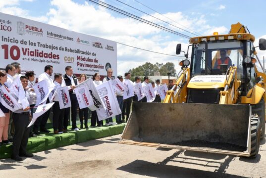 Con la segunda entrega de PEMEX de 3 mil 500 toneladas de material asfáltico, la administración estatal inició con la rehabilitación de 10 vialidades en la capital, lo que representa 43.55 kilómetros.