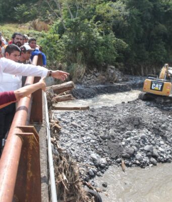 En coordinación y suma de esfuerzos entre el Gobierno federal, estatal y municipal, se restablecerá el Puente que pasa por el Río Necaxa y que dejo incomunicadas a varias comunidades.